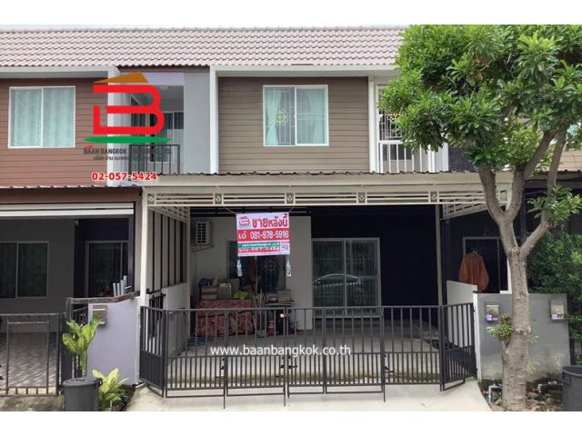 ทาวน์เฮาส์ หมู่บ้าน เดอะคัลเลอร์ส คลอง 4 เนื้อที่ 20.7 ตรว. ถนนรังสิต-นครนายก ต.ลาดสวาย อ.ลำลูกกา จ.ปทุมธานี