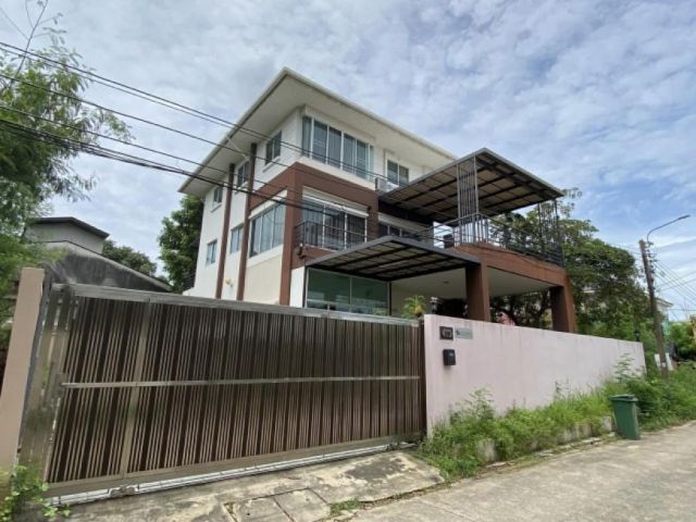 ให้เช่าบ้านเดี่ยว 3 ชั้น เนื้อที่100 ตารางวา ถนนเกษตรนวมินทร์ ใกล้รถไฟฟ้าสายสีเขียว ใกล้แยกลาดปลาเค้า จอดรถในบ้านได้ 6 คัน
