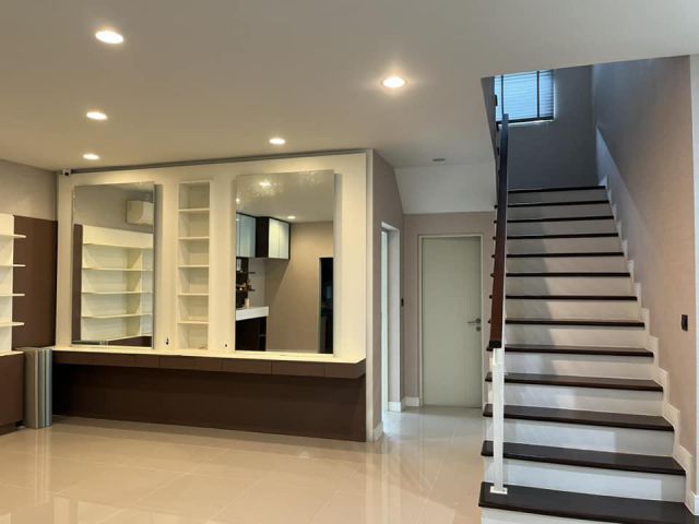 ขายบ้านเดี่ยว 2 ชั้น เศรษฐสิริ กรุงเทพกรีฑา 1 ซอยกรุงเทพกรีฑา 15/1  เนื้อที่ 85 ตร.วา พื้นที่ใช้สอย 318 ตร.ม. 5 ห้องนอน,