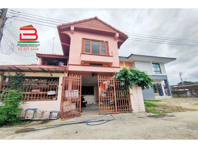 บ้านแฝด เนื้อที่ 29.6 ตรว. หมู่บ้าน ชื่นกมลนิเวศน์ 1 ถนนประชาชื่น แขวงทุ่งสองห้อง เขตหลักสี่ กรุงเทพฯ