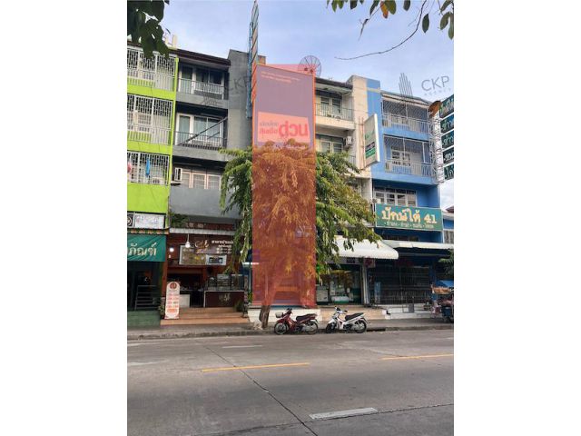 อาคารพาณิชย์ ย่านลาดพร้าว-โชคชัย 4 ทำเลดี ติดถนนหน้าวัดลาดพร้าว พร้อมมีรายได้จากผู้เช่าเดือนละไม่ต่ำกว่า 23,000 บาท ผู้เช่าต่อสัญญาทุกๆ 3 ปี