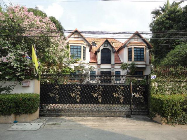 บ้านเดี่ยว หลังมุม ซ.ลาดพร้าว 43 เนื้อที่ 200 ตรว. ใกล้รถไฟฟ้า MRT สถานีภาวนา