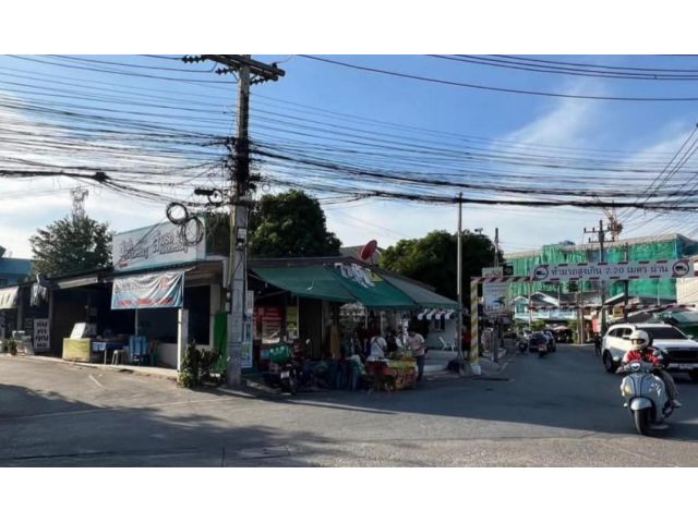 ขายที่ดินดอนหัวฬ่อ ใกล้วัดชากสมอ เนื้อที่1ไร่2งาน53ตร.วา พร้อมบ้านหลังใหญ่1หลัง และห้องเช่า20ห้อง ส่วนใหญ่เป็นร้านค้า ขายกหมด28ล้าน