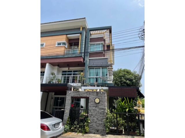 ทาวน์โฮม 3 ขั้น หมู่บ้านชวนชื่นโมดัส  50.5 ตรว.  บ้านหลังริม มีพื้นที่ด้านข้างจัดสวน ทำเลดีที่สุด
