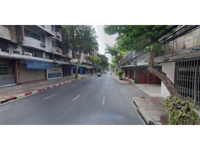 ขายที่ดินพร้อมสิ่งปลูกสร้าง ราคาดี ติดถนนสี่พระยา ใกล้ ม.จุฬาฯ !