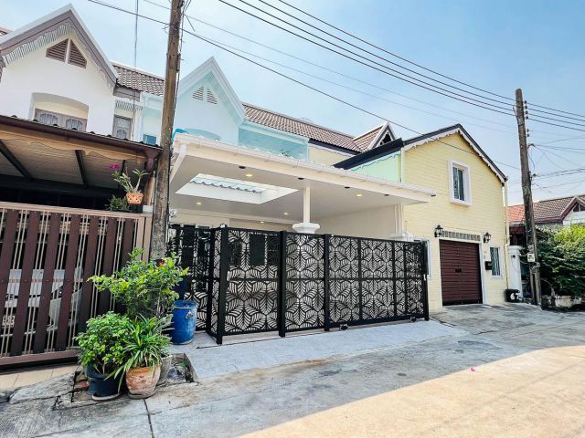ขาย บ้าน ทาวน์เฮ้าส์ ประชาราษฎร์บำเพ็ญ 26 แบบ 4 ห้องนอน 26 ตรว 150 ตรม รีโนเวทใหม่ เครื่องใช้ไฟฟ้าครบ ใกล้ MRT ห้วยขวาง
