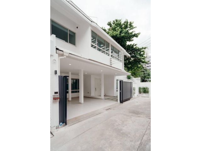ขายด่วน! Townhome 3 ชั้น ใจกลางสุขุมวิท 15    ทำเลทอง ใกล้ BTS อโศก & MRT เพชรบุรี  เพียง 1 นาที ถึงโรงเรียนน
