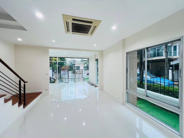 ขายถูก ทาวน์โฮม วิสต้า ปาร์ค วิภาวดี 2 รีโนเวทใหม่ทั้งหลัง จอดรถ 2 คัน