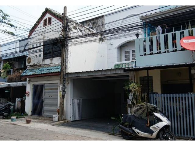 ขายทาวน์เฮ้าส์ หมู่บ้านปรีชา 8 ซอยรามคำแหง 24 เนื้อที่ 17 ตร.ว. ปรับปรุงใหม่ พร้อมอยู่
