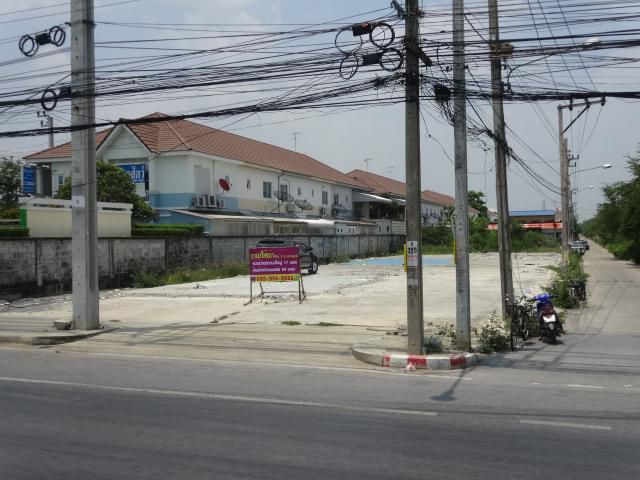 ที่ดินติดถนนใหญ่ ตรงข้ามห้าง แปลงมุม ถมแล้ว 1 ไร่เต็ม