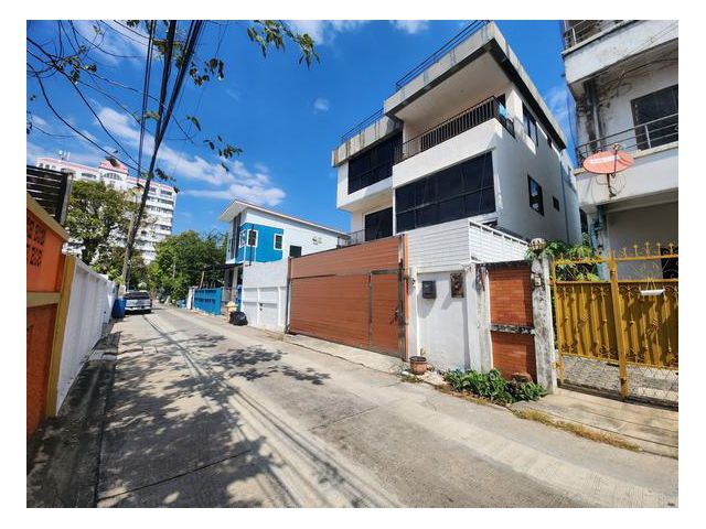บ้านเดี่ยวให้เช่า  3 ชั้น ขนาด 58 ตรว. ซอย ปุณณวิถี 31 สุขุมวิท 1
