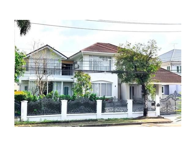 บ้านเดี่ยว แต่งหรู หมู่บ้าน ลัดดารมย์ ปิ่นเกล้า-กาญจนาภิเษก รีโนเวท ทาสีใหม่ทั้งหลัง ส่วนกลางและสระว่ายน้ำอยู่หน้าบ้าน