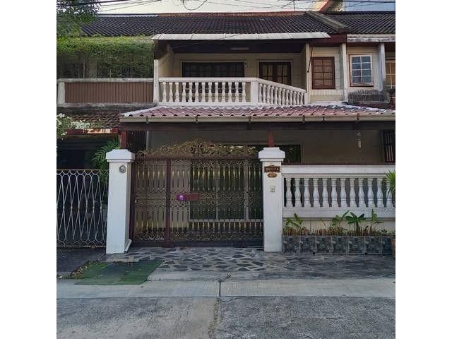 ขาย ทาวน์เฮ้าส์ 2 ชั้น หมู่บ้าน ราชาวิลล่า ซอยลาดพร้าว 67/2 โครงการติดถนนใหญ่ 33 ตร.ม. ใกล้ MRT ลาดพร้าว71 เลียบด่วน ถนน