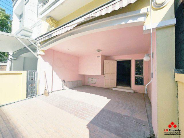 ขายทาวน์โฮม 3 ชั้น 23 ตรว. บ้านกลางเมือง ติดถนนศรีนครินทร์