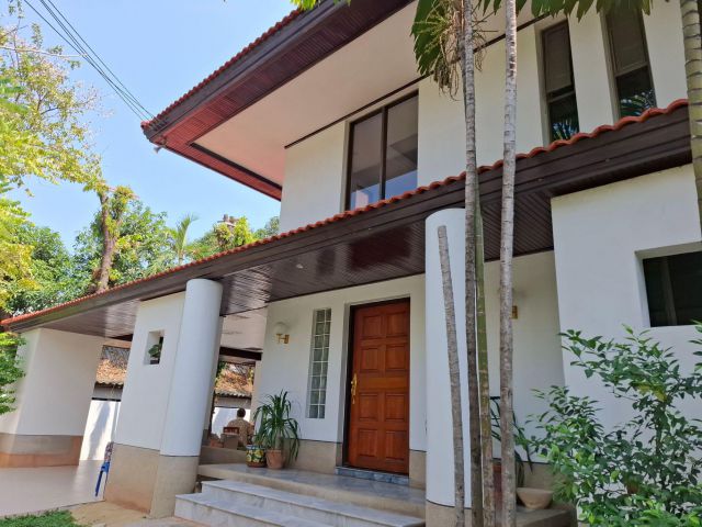 ให้เช่า บ้านหรู  5 ห้องนอน  ทำHome Office ได้ หมู่บ้าน Country Villa ถ. ศรีนครินทร์ 45 ติดสถานีรถไฟฟ้าสายสีเหลือง ศรีนคร
