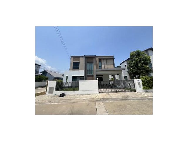 บ้านหรูสไตล์โมเดิร์น หลังมุม ในหมู่บ้าน Vario Life สุวรรณภูมิ