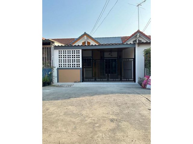 ขายทาวน์เฮ้าส์ บ้านตะวันออกบ้านบึง ขนาด 23 ตร.วา
