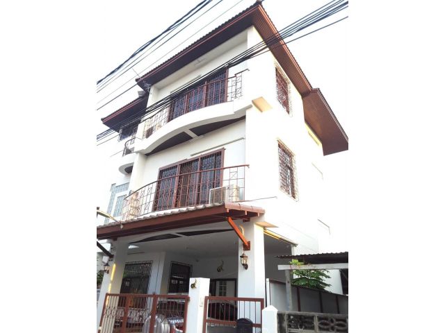 บ้านเดี่ยว 3 ชั้น ซอยสุขุมวิท 101/1 เนื้อที่ 40 ตารางวา 5 ห้องนอน แขวงบางนา เขตพระโขนง กรุงเทพมหานคร