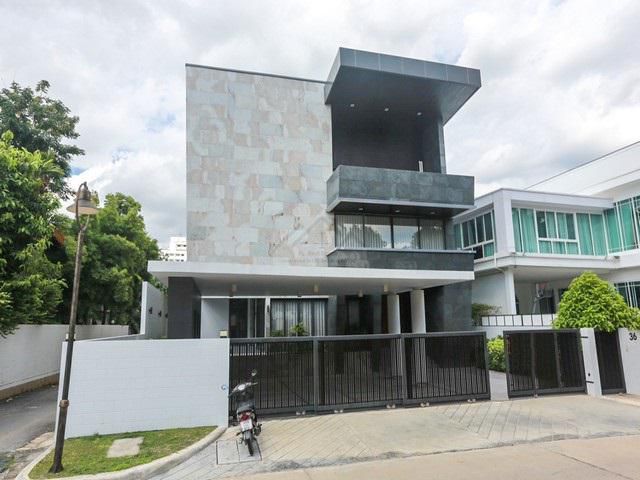 ขายบ้านเดี่ยว 3 ชั้น Pool Villa สร้างใหม่ 136 ตรว รัชดา 66 พร้อมล