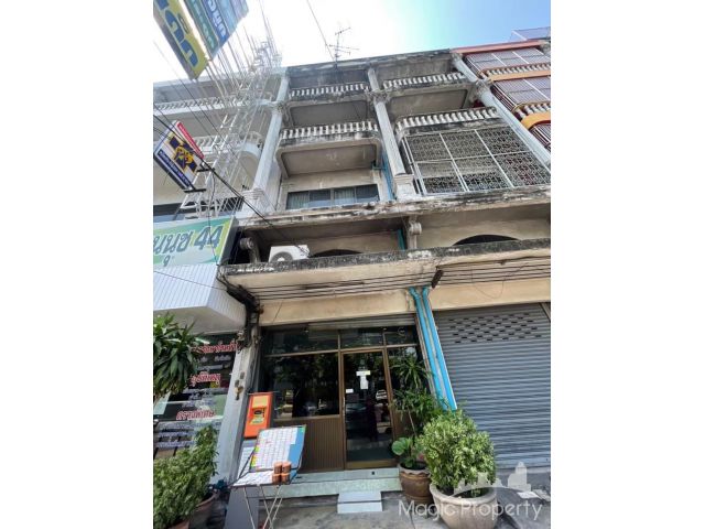 ขาย อาคารพาณิชย์ 4.5 ชั้น บนถนนสุขุมวิท 77 (อ่อนนุช 44) เขตสวนหลวง กรุงเทพมหานคร