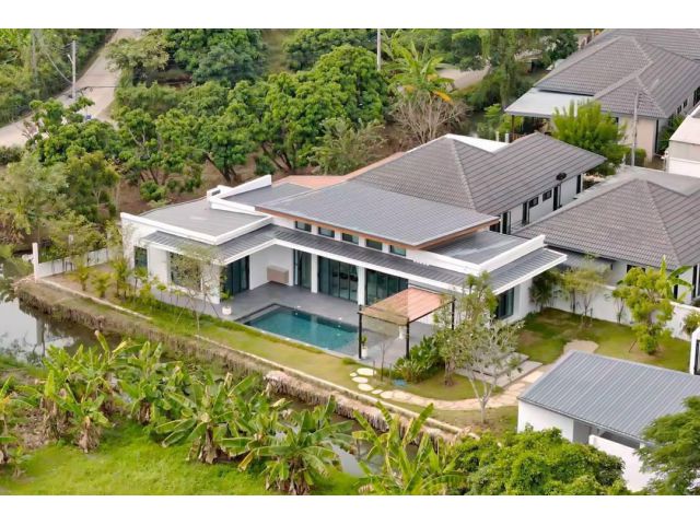 For Sale: 8.9 million baht. Water front pool villa in Saraphi for sale. Ideal to live in yourself or rent out as an inve