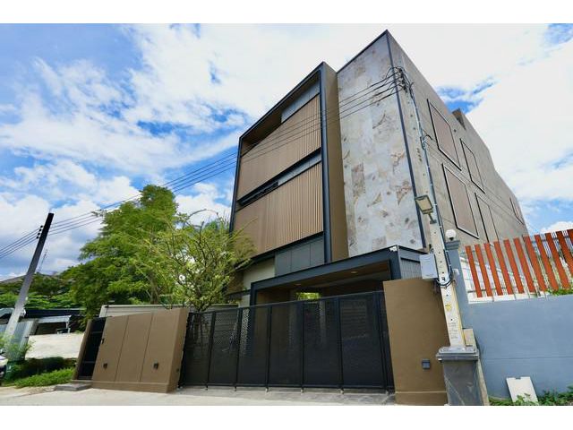 ขายบ้านเดี่ยว ขายบ้านเดี่ยว3ชั้น Modern luxury ซอยโยธินพัฒนา 3