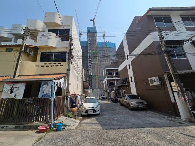ขาย อาคารพาณิชย์ 3 ชั้น พัทยา อ.บางละมุง  เนื้อที่ 28 ตรว. 3 ห้องนอน 3 ห้องน้ำ 1ห้องรับแขก 1ห้องครัว ถนนทัพพระยา