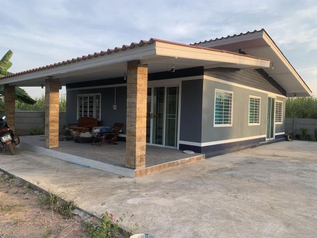 ขายบ้านสร้างใหม่ พร้อมรั้ว พร้อมที่ดิน4ไร่ มีบ่อน้ำทรัพย์ น้ำออกตลอดปี และปลูกต้นไม้มงคลจำนวนหลายสายพันธ์ 300ต้น ขาย2ล้า