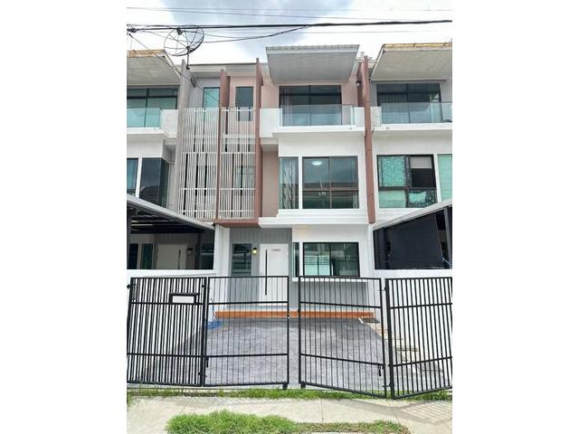 ขายทาวน์โฮม 3 ชั้นที่มีดีไซน์โมเดิร์น ทันสมัย อำเภอเขตคันนายาว จังหวัดกรุงเทพมหานคร  ที่ตั้ง : ม.เดอะเทอเรส รามอินทรา65