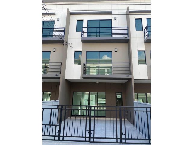 ทาวน์ โฮม 3 ชั้น บ้านใหม่ เช่า โครงการ บ้านกลางเมือง รามอินทรา