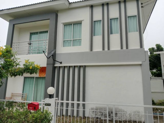 บ้านเดี่ยว 2 ชั้นศรีราชา ขนาด 55.3 ตรว. ขาย 3.99ล้าน ต.สุรศักดิ์ อ.ศรีราชา จ.ชลบุรี - บ้านเดี่ยว 4 ห้องนอน 2 ห้องน้ำ 1 ห้องโถง 1 ห้องครัว โรงจอดรถ3คัน
