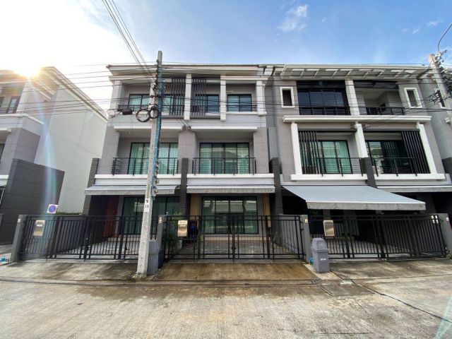ขายทาวน์โฮม 3 ชั้น หมู่บ้านบ้านกลางเมืองสุขสวัสดิ์ ใจกลางเมือง เฟอร์นิเจอร์ครบครันพร้อมอยู่ ใกล้เซ็นทรัลพระราม 3