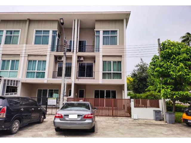 ขายทาวน์เฮ้าส์ หมู่บ้านซิกเนเจอร์ รามอินทรา 109 เนื้อที่ 35 ตร.ว. แต่งสวย ทำเลดี