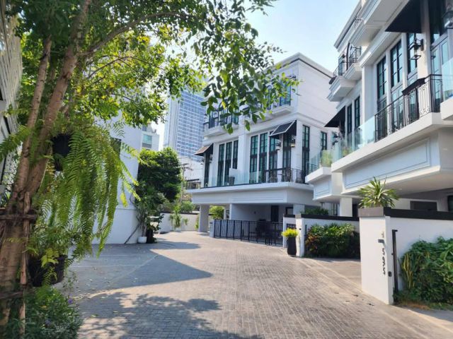 ขายบ้านเดี่ยวสุขุมวิท 67 ใกล้ BTS เอกมัย พระโขนง เดินไป BTS ได้ ที่ดินพร้อมบ้าน 62 ตร.ว 4 ห้องนอน 7 ห้องน้ำ พร้อมสระว่าย