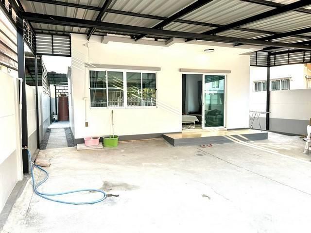 เช่า บ้านเดี่ยว พร้อมอยู่ ซอยคุ้มเกล้า39 บ้านอยู่ตรงข้ามกับตลาดคุ้มเกล้า ใกล้สนามบินสุวรรณภูมิ เดินทางสะดวก