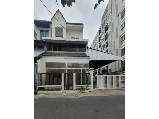 ให้เช่าทาวน์โฮม 3 ชั้นหลังมุม ซอยลาดพร้าว48 ย่านสุทธิสาร มี