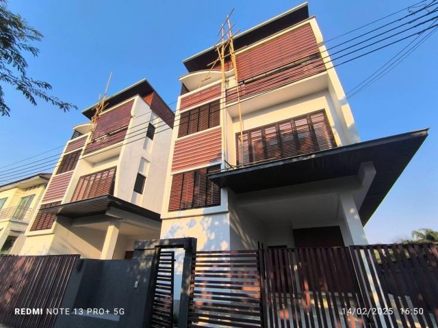 ขายบ้านเดี่ยว 3 ชั้น ริมน้ำ 2 หลัง ม.กฤษดานคร 49 กรุงเทพ