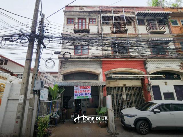 อาคารพาณิชย์ 4 ชั้นครึ่ง ซอยพหลโยธิน24 แยก2 (หลังโลตัสลาดพร้าว) หลังริม
