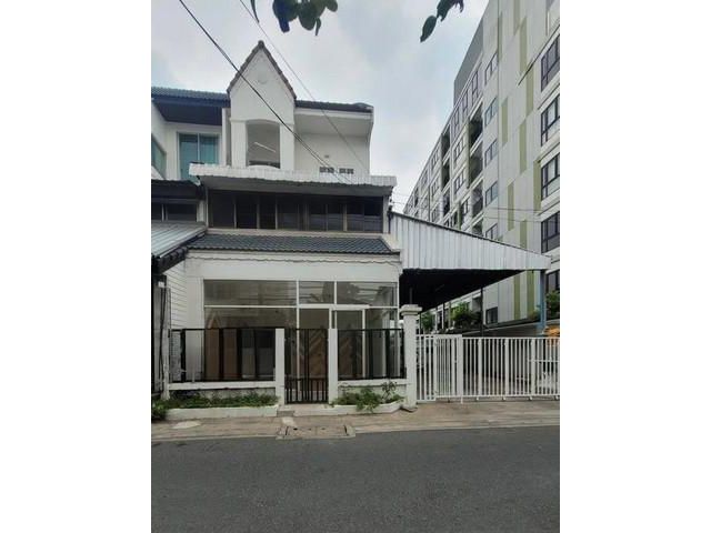 ทาวน์โฮม หลังมุม ซอยลาดพร้าว48 ย่านสุทธิสาร