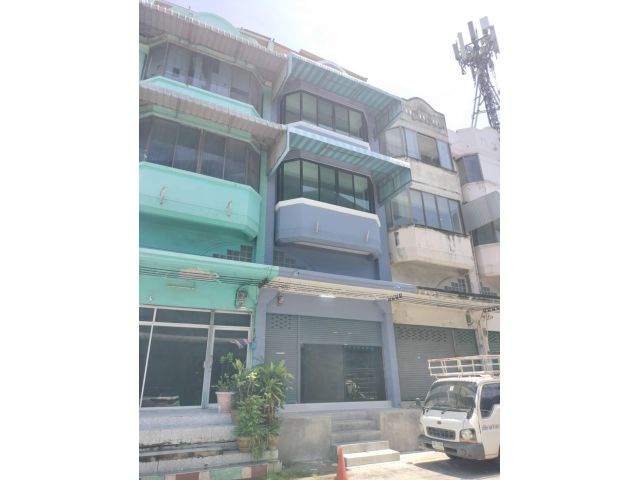 ขายด่วน!! ตึกแถว 3 ชั้นครึ่ง รีโนเวทใหม่สวยมาก ใกล้สนามบินสุวรรณภ