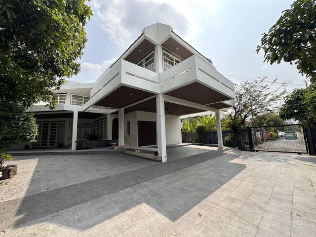 BH3527 ให้เช่าบ้านเดี่ยว สุขุมวิท71 ซอยปรีดีพนมยงค์14 ใกล้ BTS พร