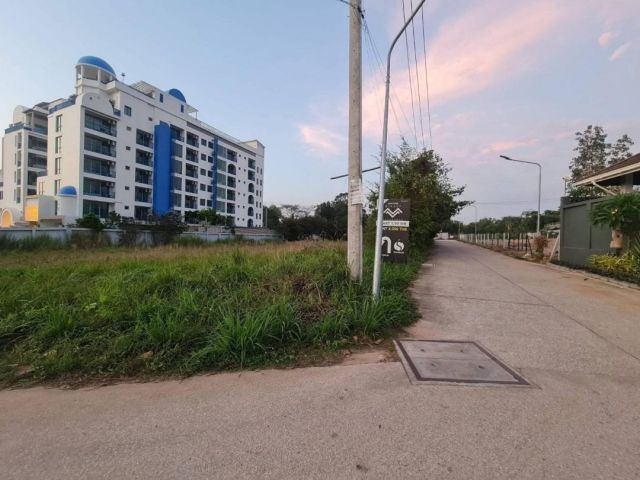R68-079ขายด่วนที่ดินใกล้ชายหาดบางเสร่  สามารถเดินไปชายหาดได้ใช้เวลา 3 นาที ระยะทาง1.4กม.ขนาดเนื้อที่1-2-91 ตรว.ค่ะ ที่ดินแปลงสวย  ทำเลพลุกพล่