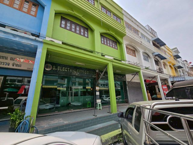 ออฟฟิศพร้อมใช้ ตึกแถว 2 คูหา 3.5 ชั้น  พร้อมเป็นออฟฟิศ บนถนนนวมิน