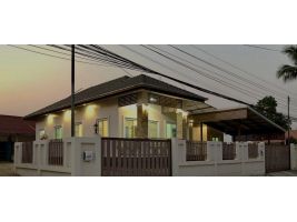 ถูกกว่าราคาประเมิน! ที่ดิน 205 ตร.ว. ในวงแหวนรอบเมือง พร้อมบ้านชั้นเดียวและห้องเช่าสำหรับรีโนเวท (6 ห้อง) ถนนอุดร-สกล ต.หมากแข้ง ใกล้ Big C, Makro,UD