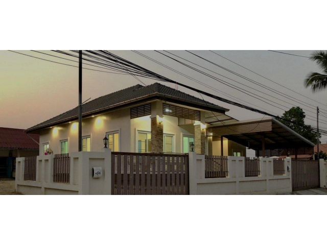 ถูกกว่าราคาประเมิน! ที่ดิน 205 ตร.ว. ในวงแหวนรอบเมือง พร้อมบ้านชั้นเดียวและห้องเช่าสำหรับรีโนเวท (6 ห้อง) ถนนอุดร-สกล ต.หมากแข้ง ใกล้ Big C, Makro,UD