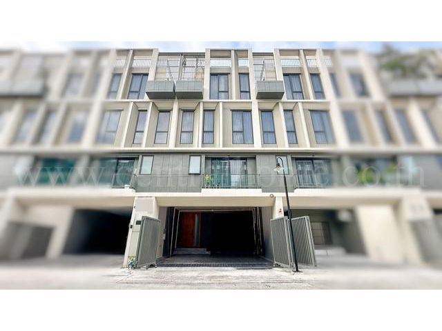 ทาวน์โฮม เธอ ลาดพร้าว 93 ระดับ Luxury 3.5 ชั้น มีลิฟต์ในตัว พร้อม
