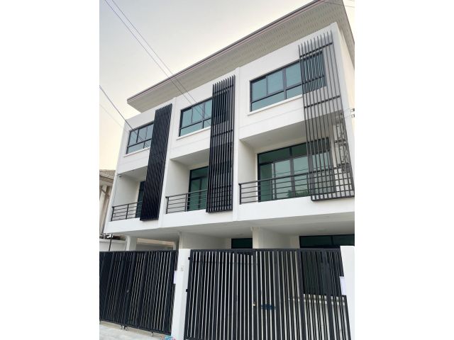 ขายทาวน์โฮม 3 ชั้น ใหม่ สไตล์โมเดิร์นมินิมอล เลขที่บ้านสวย มงคลสุด ๆ