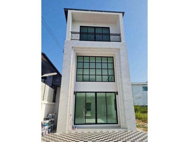 ขายตึกเดี่ยว สร้างใหม่ อยู่ลาดพร้าว 101  ตึก3 ชั้น  75 ตรว. ตึกสว