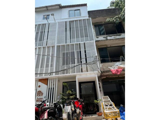 B948 ให้เช่าอาคารพาณิชย์ 4ชั้น ซอยสุขุมวิท18 เดิน12นาทีไปถึงBTS อโศก