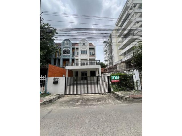 ขายโฮมออฟฟิต 4 ชั้นครึ่ง พร้อมห้องใต้หลังคา ลาดพร้าว 91